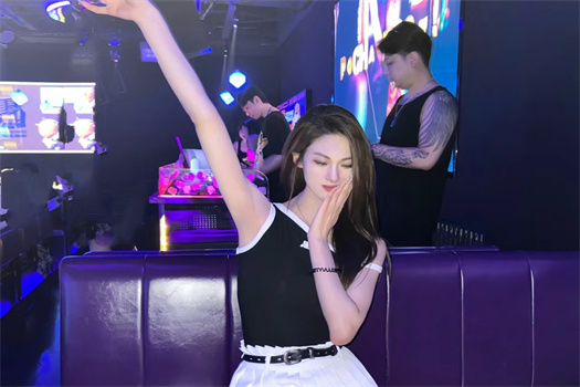 成都KTV招聘礼仪模特-保底补贴薪资稳定还有房贴图片